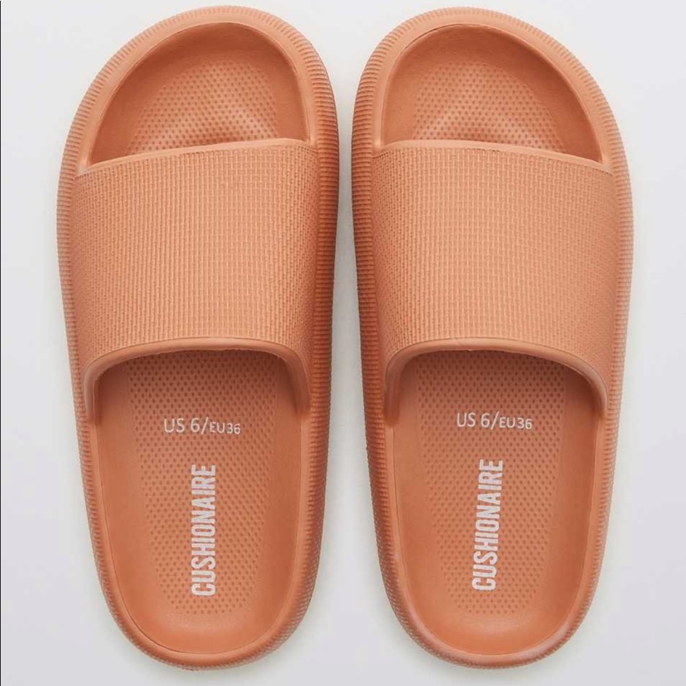 CUSHIONAIRE sandals in orange